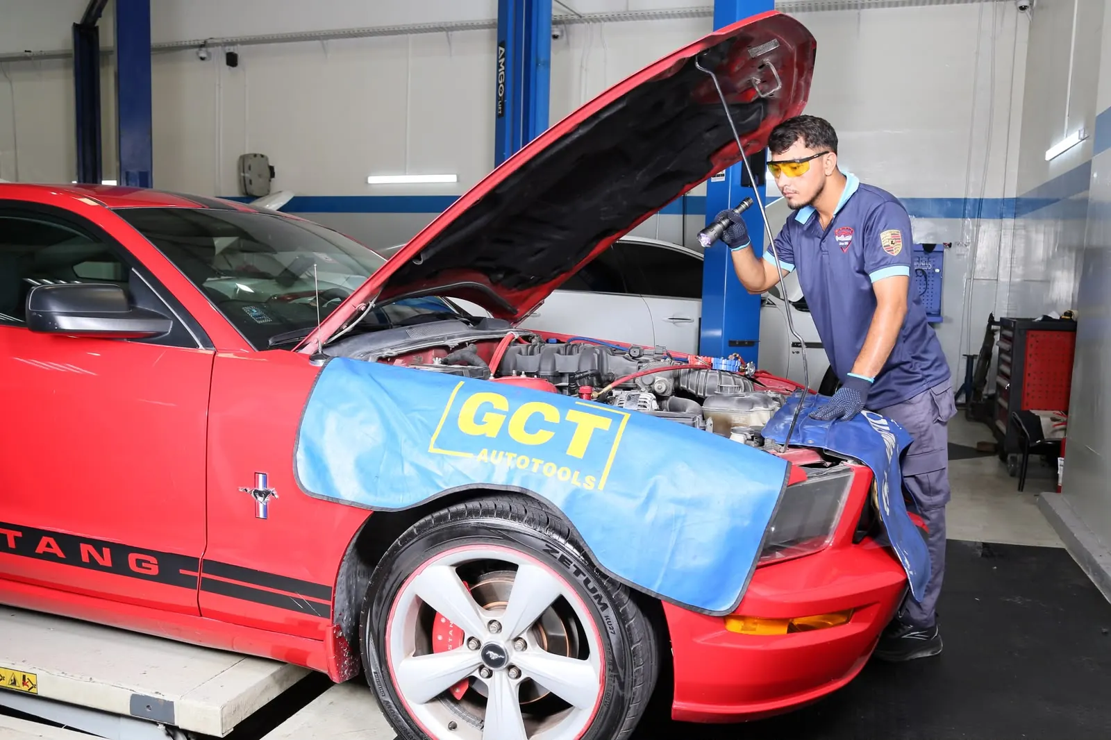 AC pressure gauges used to diagnose vehicle cooling performance in Abu Dhabi